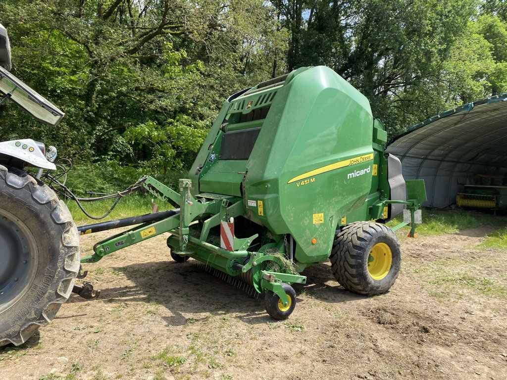Rundballenpresse Türe ait John Deere V 451 M MAXICUT 13 COUTEAUX, Gebrauchtmaschine içinde BELLAC (resim 2)