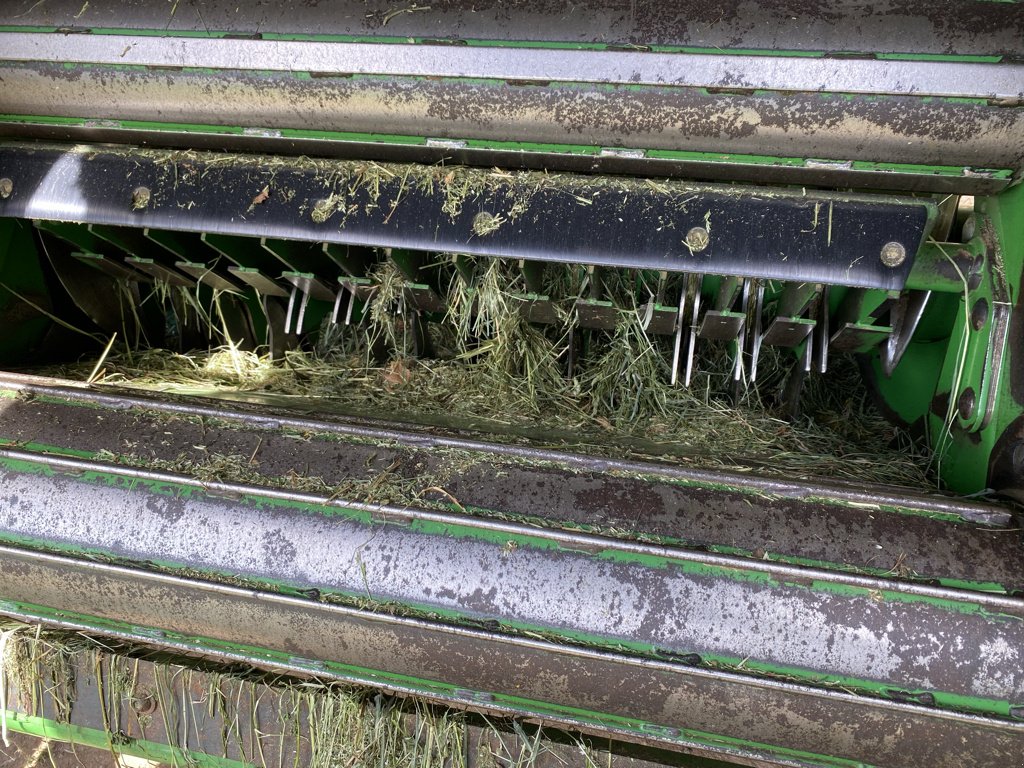 Rundballenpresse Türe ait John Deere V 451 M MAXICUT 13 COUTEAUX, Gebrauchtmaschine içinde BELLAC (resim 11)