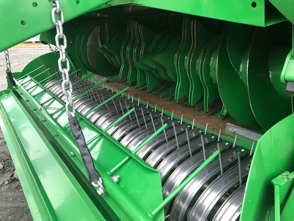 Rundballenpresse vrste John Deere V 451 M MAXICUT 13 COUTEAUX, Gebrauchtmaschine v UZERCHE (Slika 5)