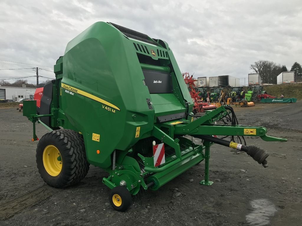 Rundballenpresse vrste John Deere V 451 M MAXICUT 13 COUTEAUX, Gebrauchtmaschine v UZERCHE (Slika 2)