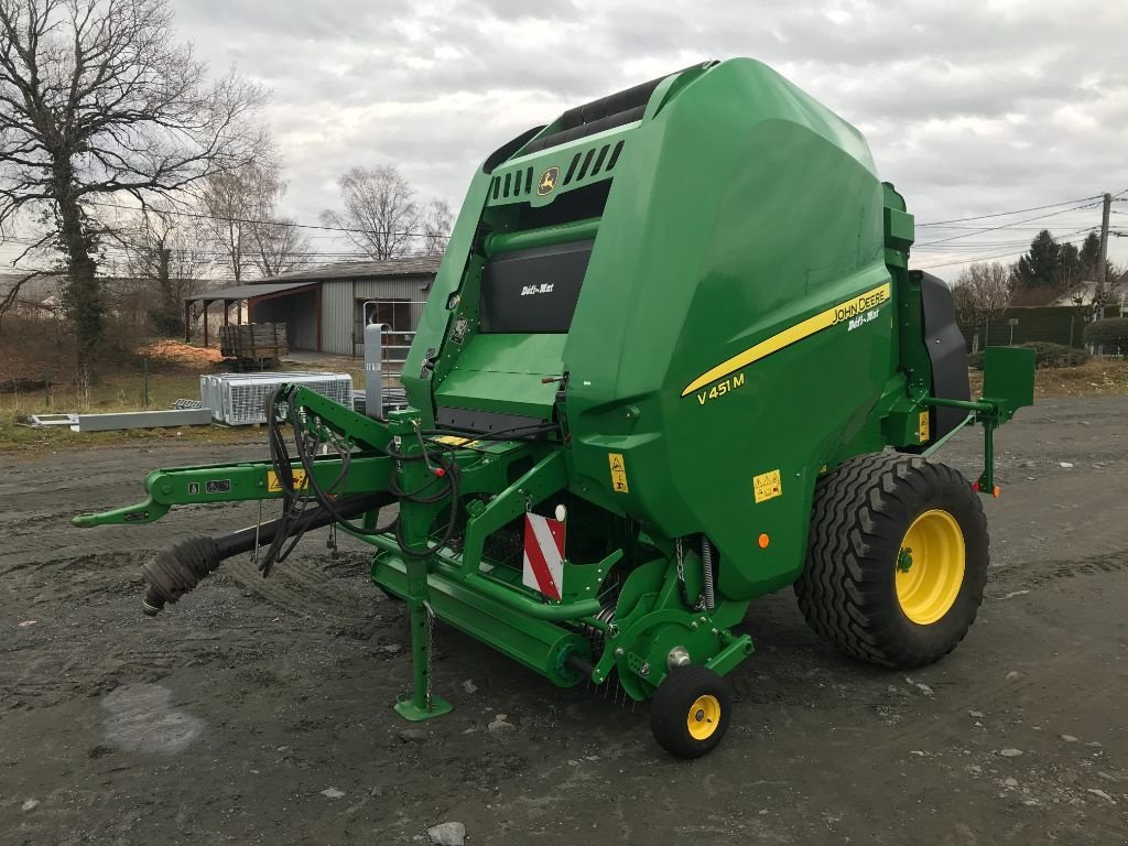 Rundballenpresse vrste John Deere V 451 M MAXICUT 13 COUTEAUX, Gebrauchtmaschine v UZERCHE (Slika 1)