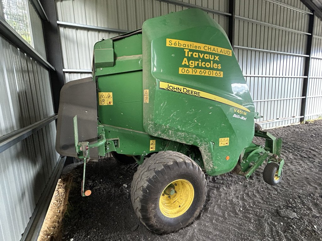 Rundballenpresse a típus John Deere V 451 M MAXICUT 13 COUTEAUX, Gebrauchtmaschine ekkor: UZERCHE (Kép 3)