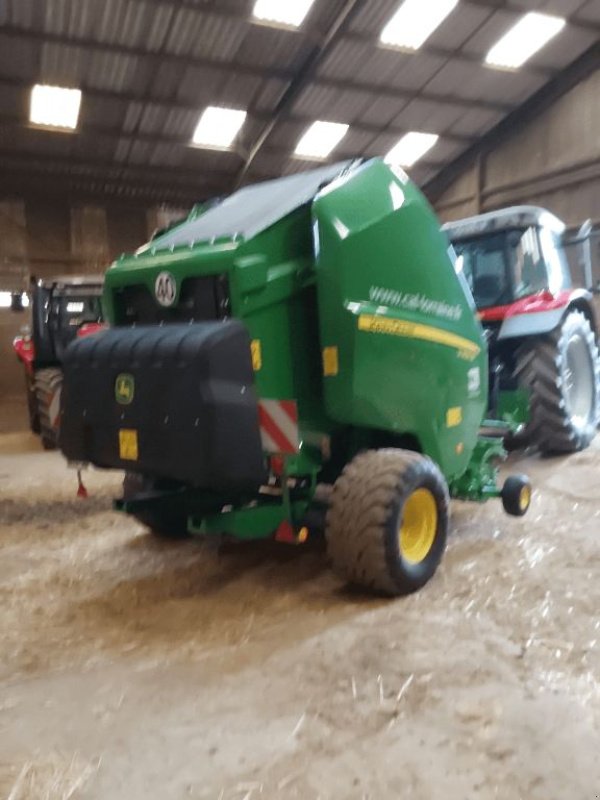 Rundballenpresse del tipo John Deere V 451 M, Gebrauchtmaschine In azerailles (Immagine 3)