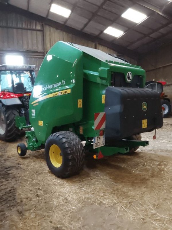 Rundballenpresse del tipo John Deere V 451 M, Gebrauchtmaschine In azerailles (Immagine 4)