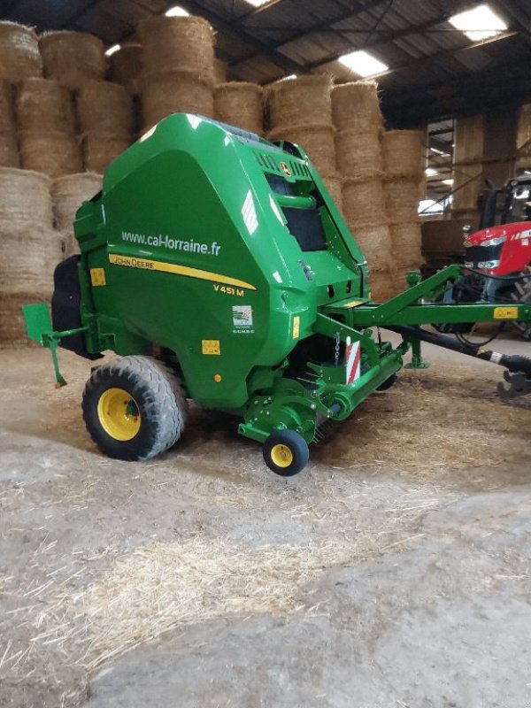 Rundballenpresse del tipo John Deere V 451 M, Gebrauchtmaschine In azerailles (Immagine 2)