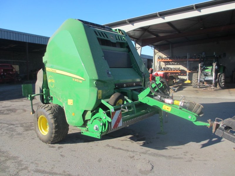 Rundballenpresse des Typs John Deere V 451 M, Gebrauchtmaschine in RODEZ (Bild 1)