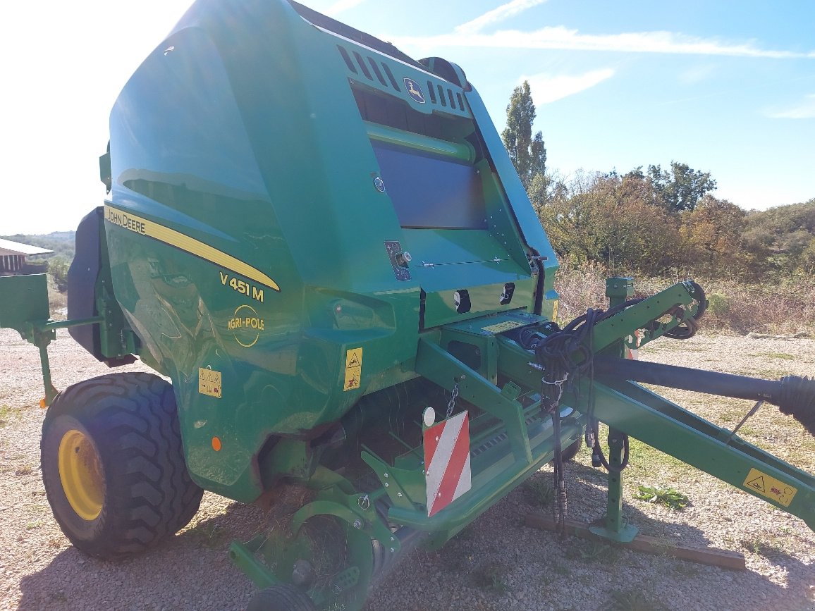Rundballenpresse van het type John Deere V 451 M, Gebrauchtmaschine in LACAPELLE-MARIVAL (Foto 2)