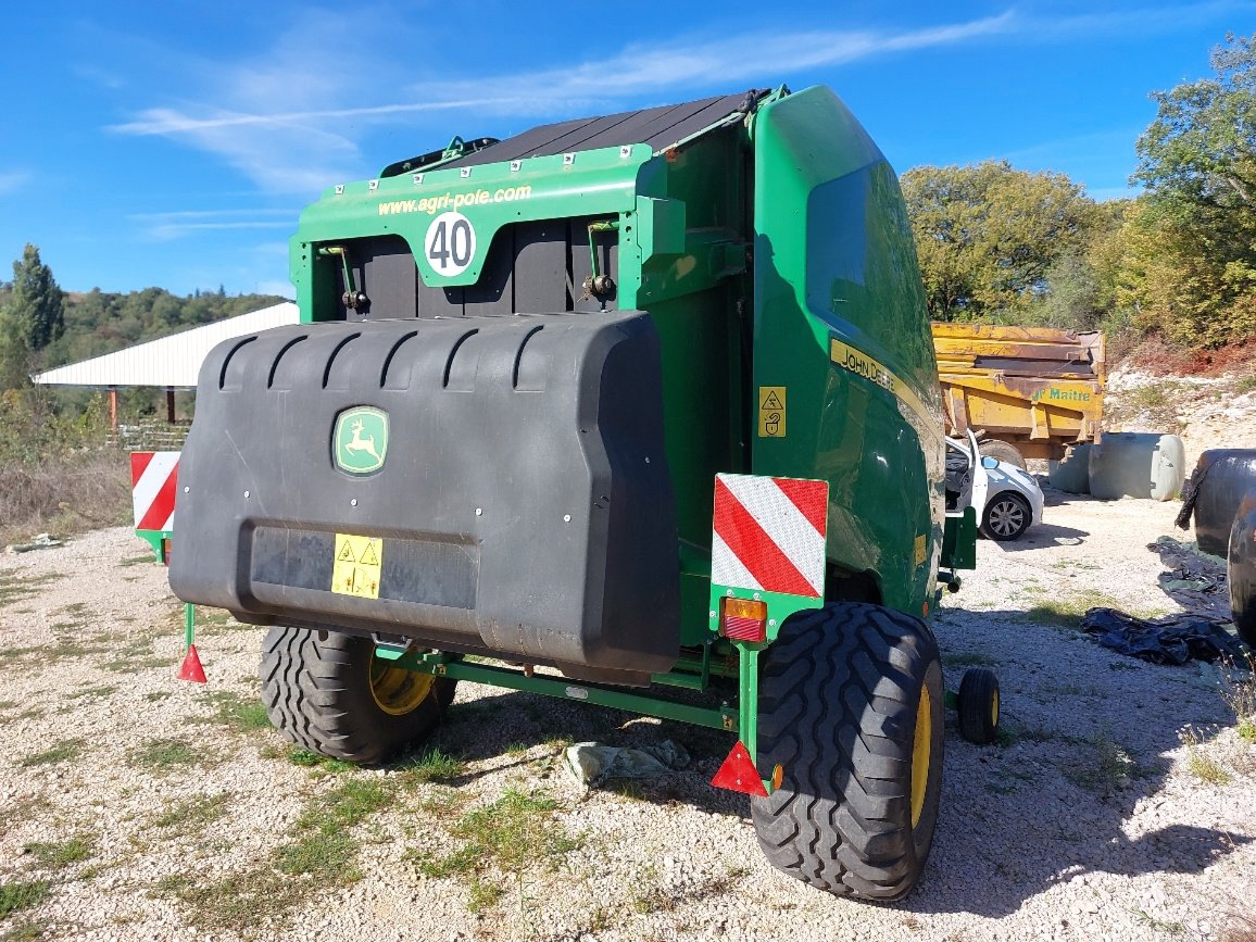 Rundballenpresse van het type John Deere V 451 M, Gebrauchtmaschine in LACAPELLE-MARIVAL (Foto 3)