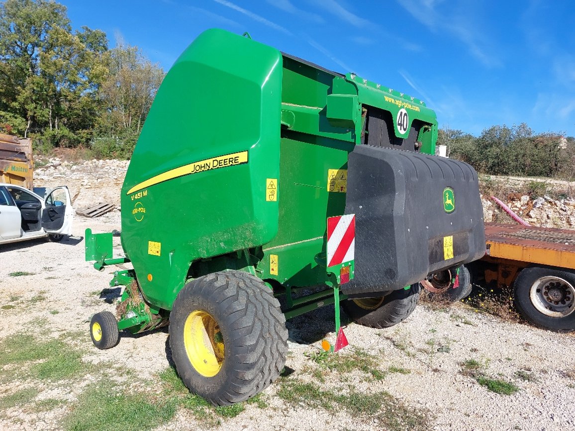 Rundballenpresse van het type John Deere V 451 M, Gebrauchtmaschine in LACAPELLE-MARIVAL (Foto 4)