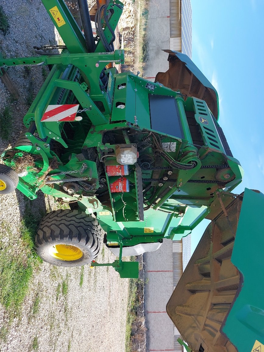 Rundballenpresse van het type John Deere V 451 M, Gebrauchtmaschine in LACAPELLE-MARIVAL (Foto 10)