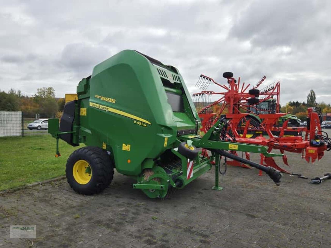 Rundballenpresse des Typs John Deere V 451M Isobus, Neumaschine in Bad Wildungen - Wega (Bild 1)