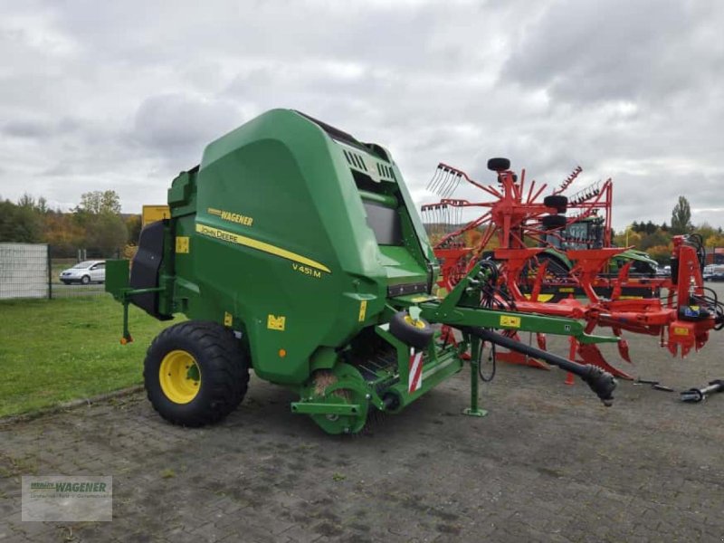 Rundballenpresse des Typs John Deere V 451M Isobus, Neumaschine in Bad Wildungen - Wega (Bild 1)