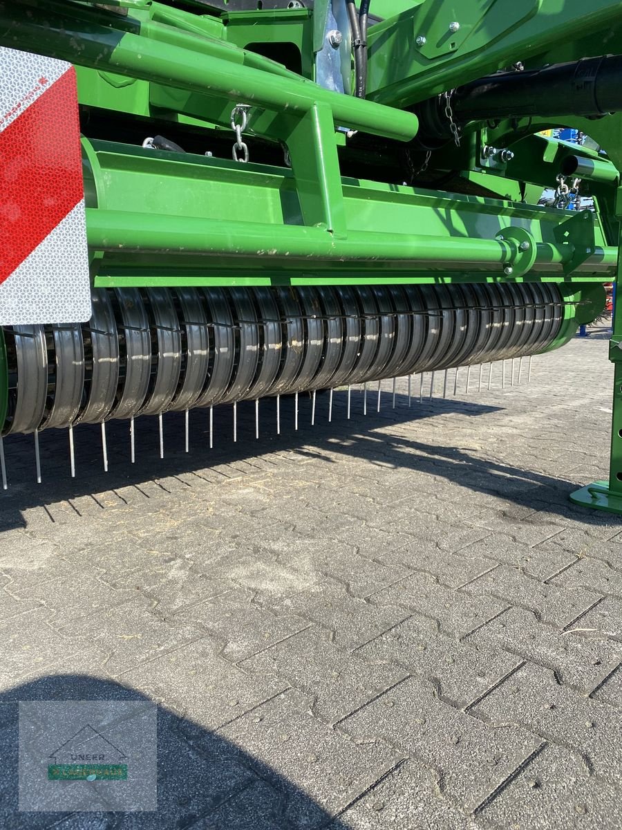 Rundballenpresse des Typs John Deere V451 M, Neumaschine in Hartberg (Bild 3)