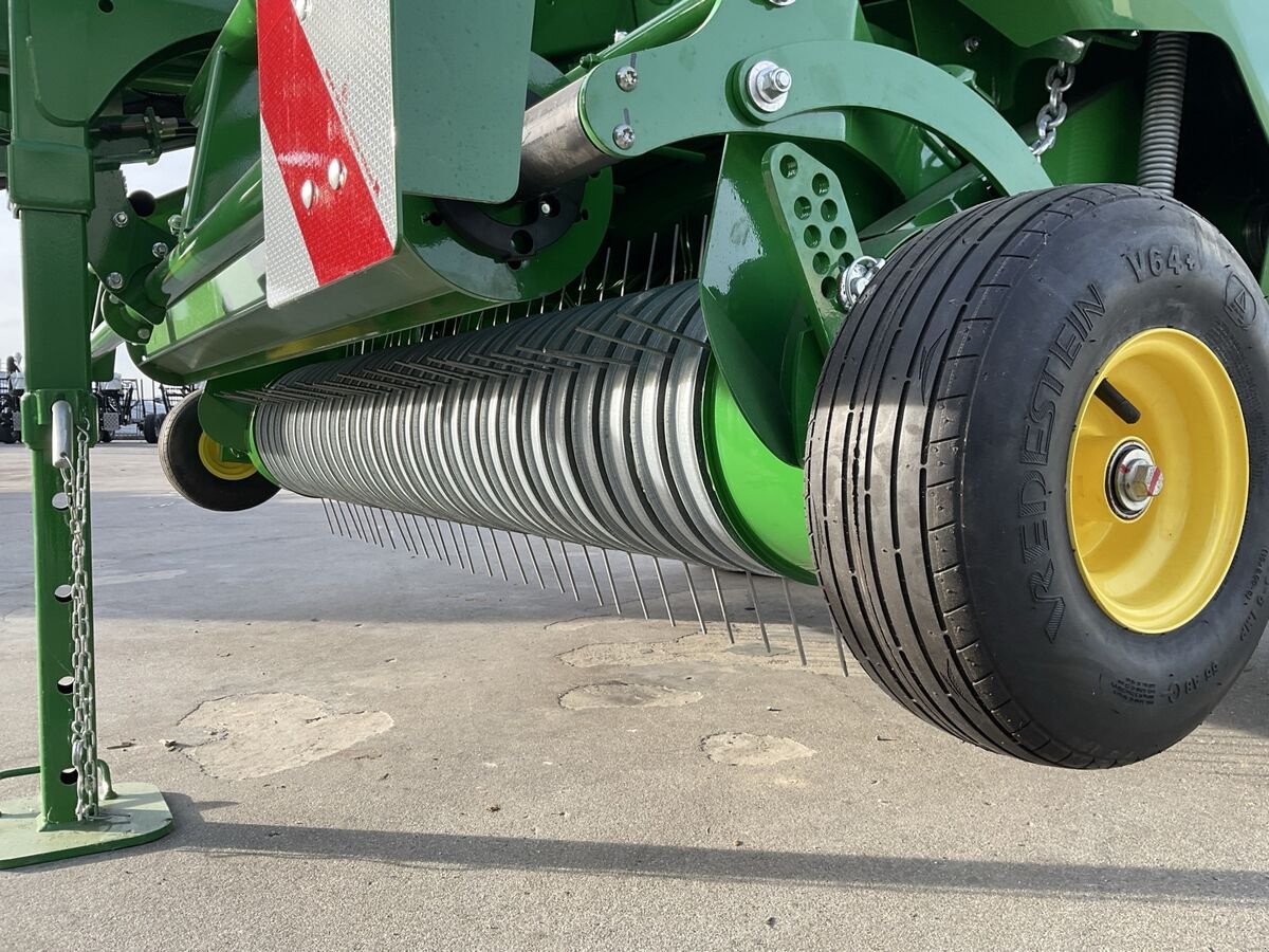 Rundballenpresse des Typs John Deere V451 M, Neumaschine in Zwettl (Bild 12)