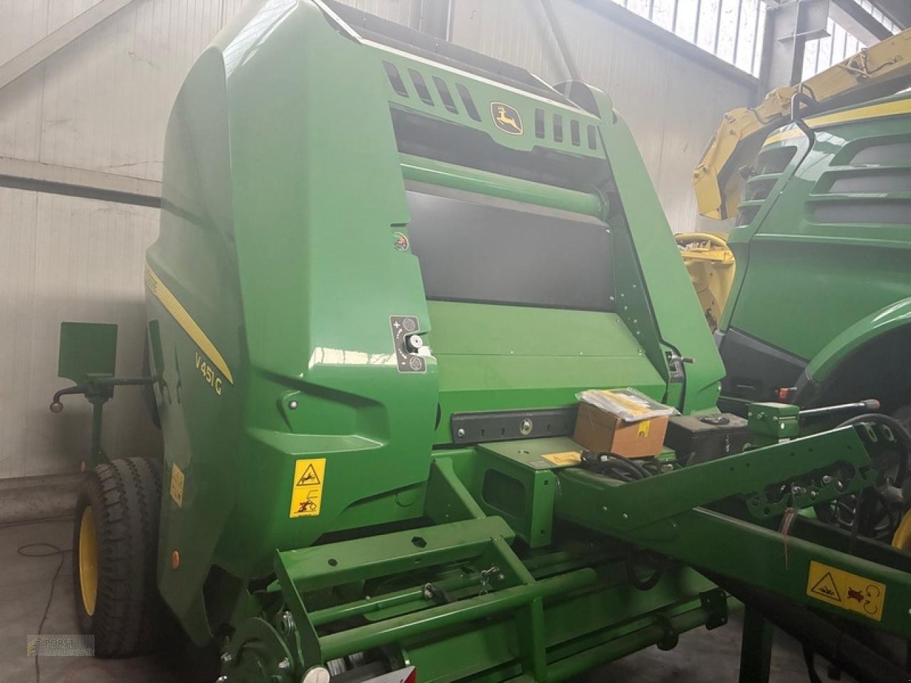 Rundballenpresse van het type John Deere V451G, Neumaschine in Jahnatal (Foto 1)