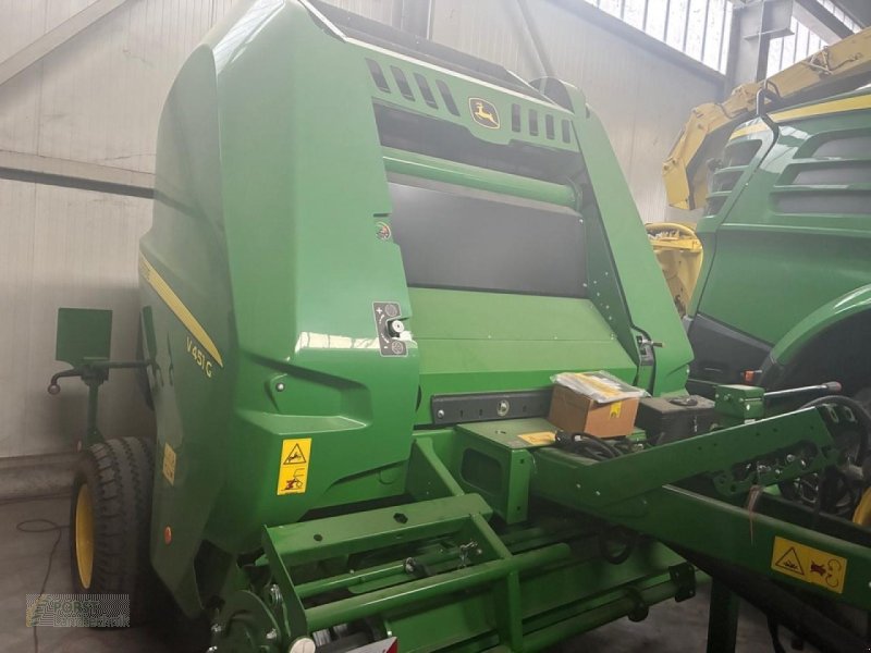 Rundballenpresse van het type John Deere V451G, Neumaschine in Jahnatal (Foto 1)