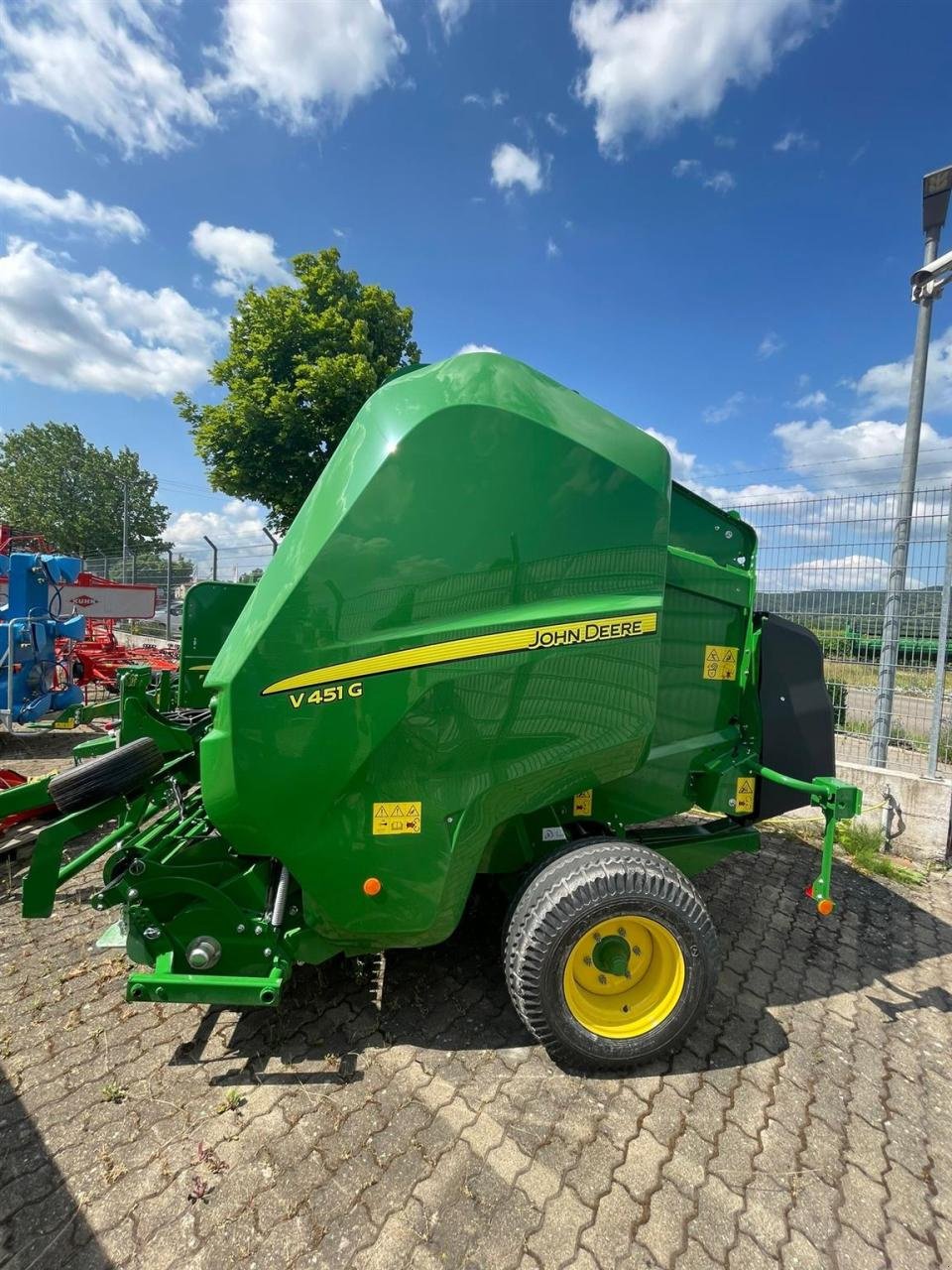 Rundballenpresse des Typs John Deere V451G, Neumaschine in Niederkirchen (Bild 1)