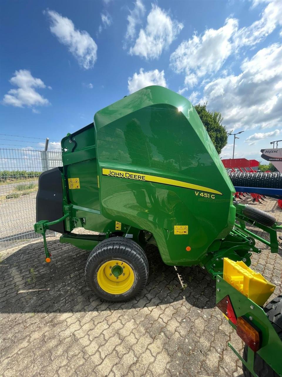 Rundballenpresse des Typs John Deere V451G, Neumaschine in Niederkirchen (Bild 2)