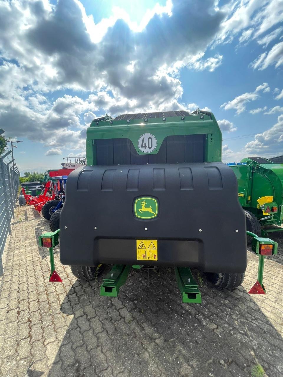 Rundballenpresse типа John Deere V451G, Neumaschine в Niederkirchen (Фотография 4)