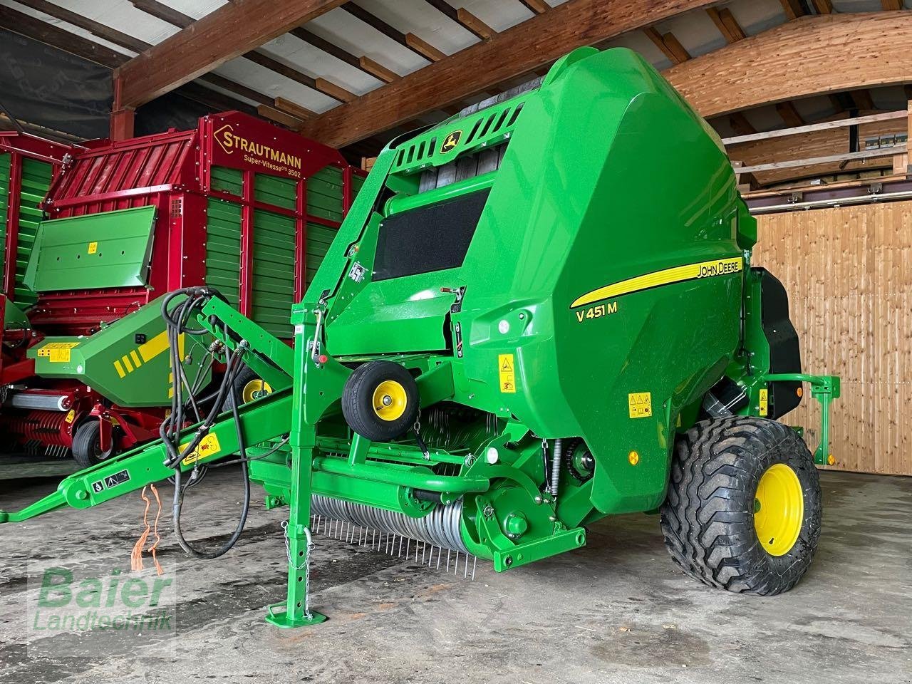 Rundballenpresse типа John Deere V451M, Gebrauchtmaschine в OBERNDORF-HOCHMOESSINGEN (Фотография 1)