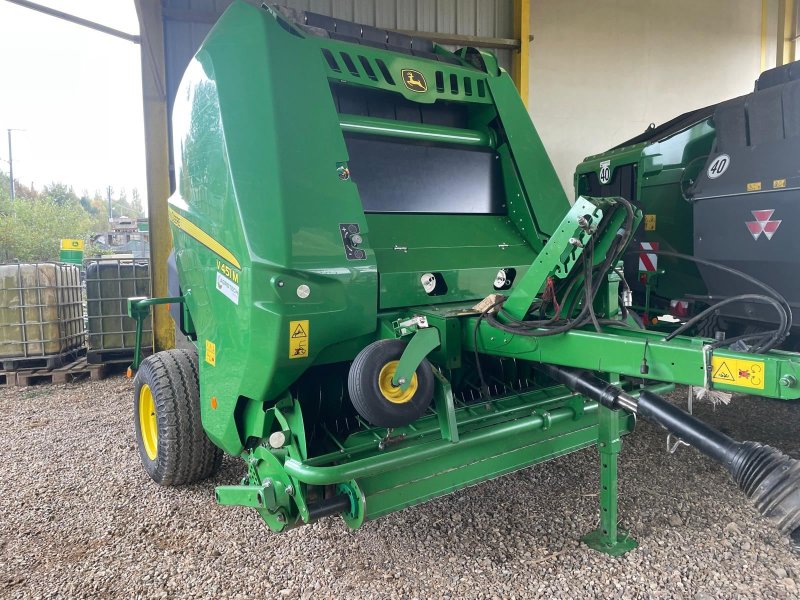 Rundballenpresse du type John Deere V451M, Gebrauchtmaschine en BOSC LE HARD (Photo 1)