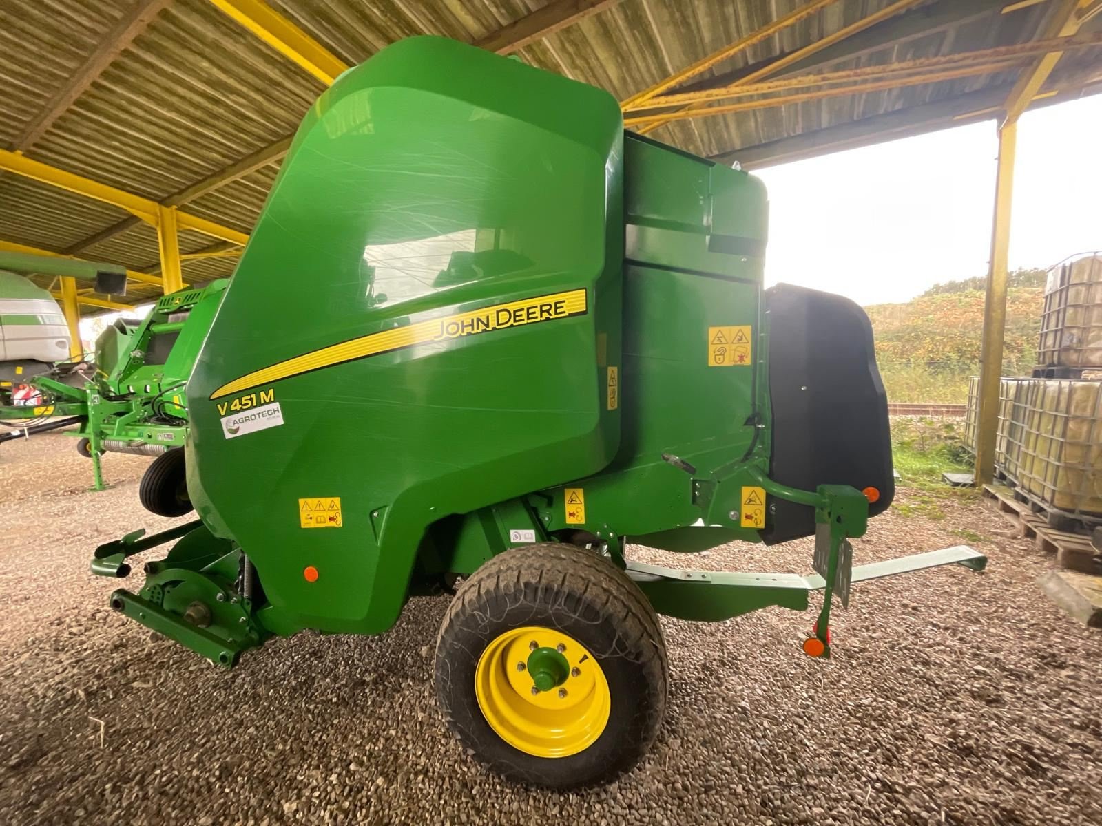 Rundballenpresse des Typs John Deere V451M, Gebrauchtmaschine in BOSC LE HARD (Bild 2)