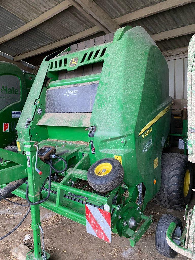 Rundballenpresse типа John Deere V451M, Gebrauchtmaschine в HAMBYE (Фотография 2)