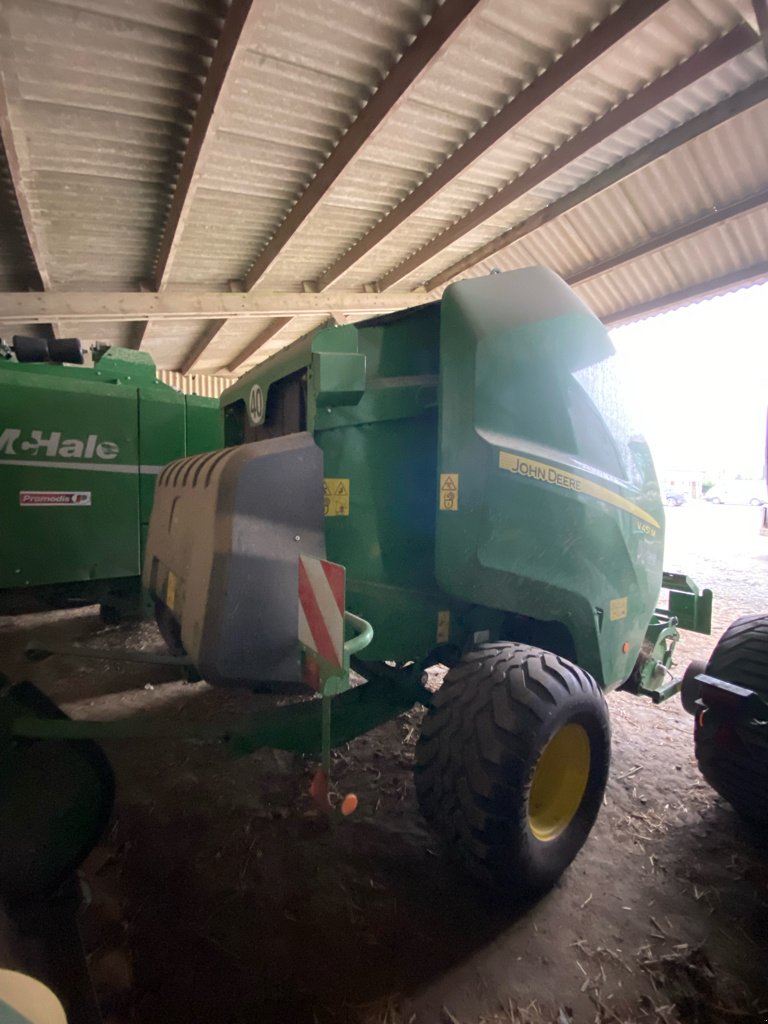 Rundballenpresse типа John Deere V451M, Gebrauchtmaschine в HAMBYE (Фотография 1)