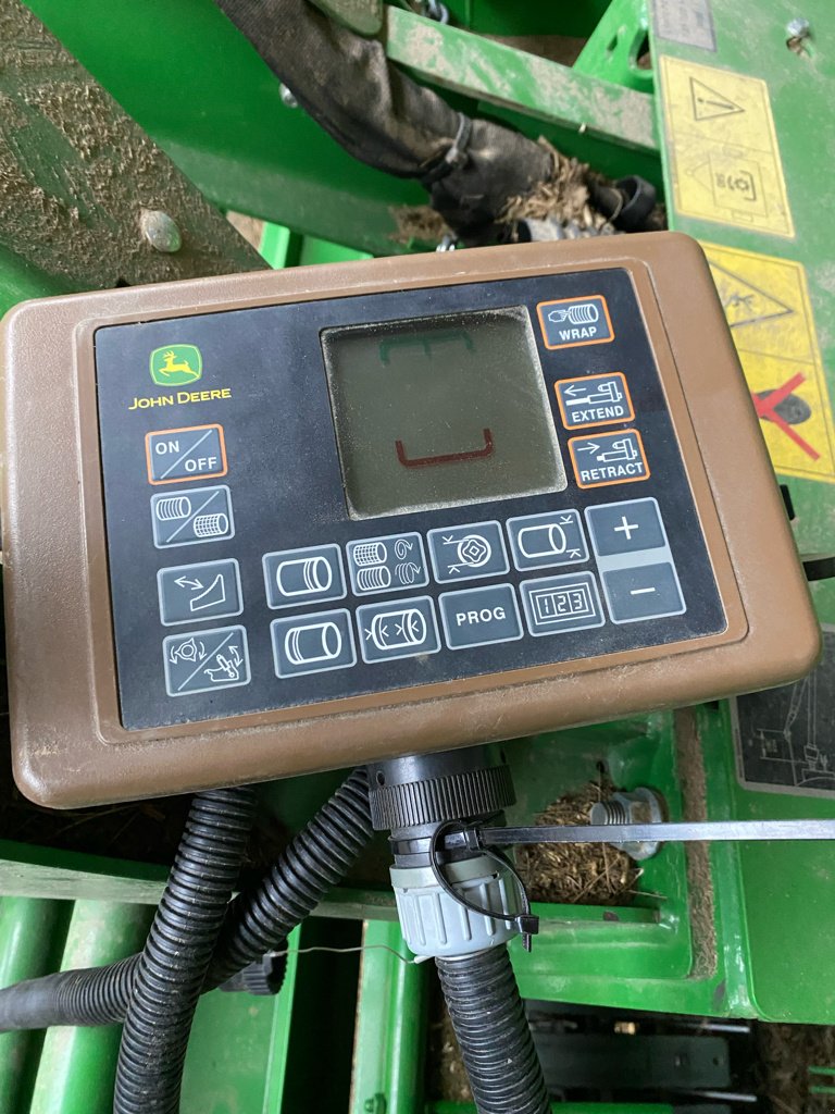 Rundballenpresse типа John Deere V451M, Gebrauchtmaschine в HAMBYE (Фотография 7)