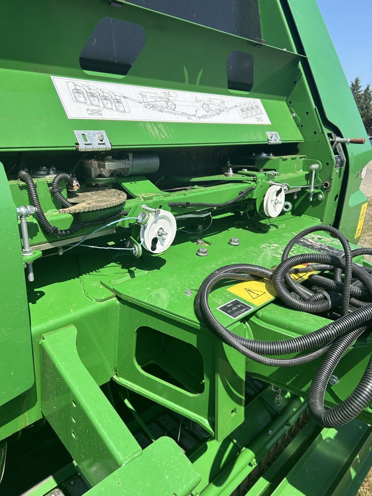 Rundballenpresse typu John Deere V451M, Gebrauchtmaschine v MAYENNE (Obrázek 7)