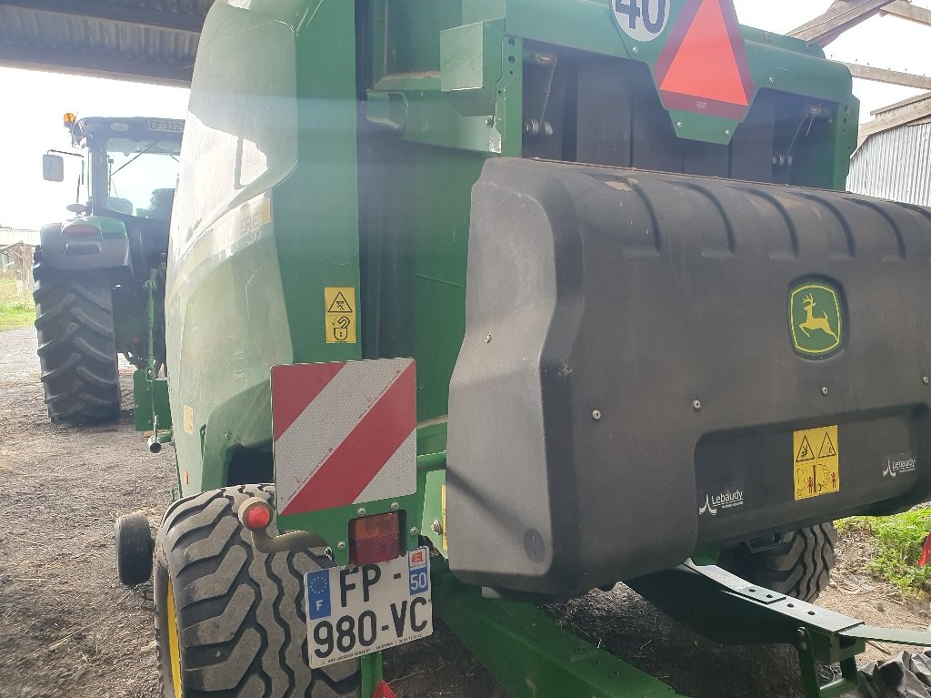 Rundballenpresse typu John Deere V451m, Gebrauchtmaschine w SAINTENY (Zdjęcie 4)