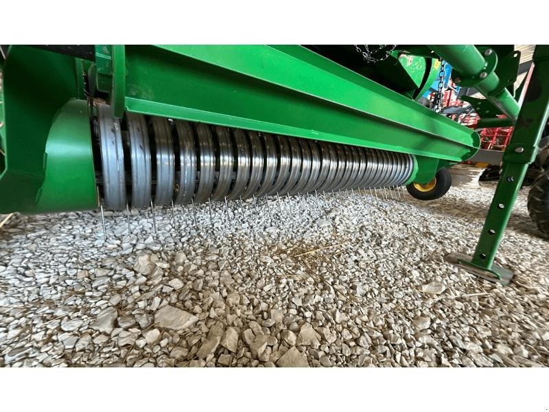 Rundballenpresse типа John Deere V451M, Gebrauchtmaschine в LE PONT CHRETIEN (Фотография 5)