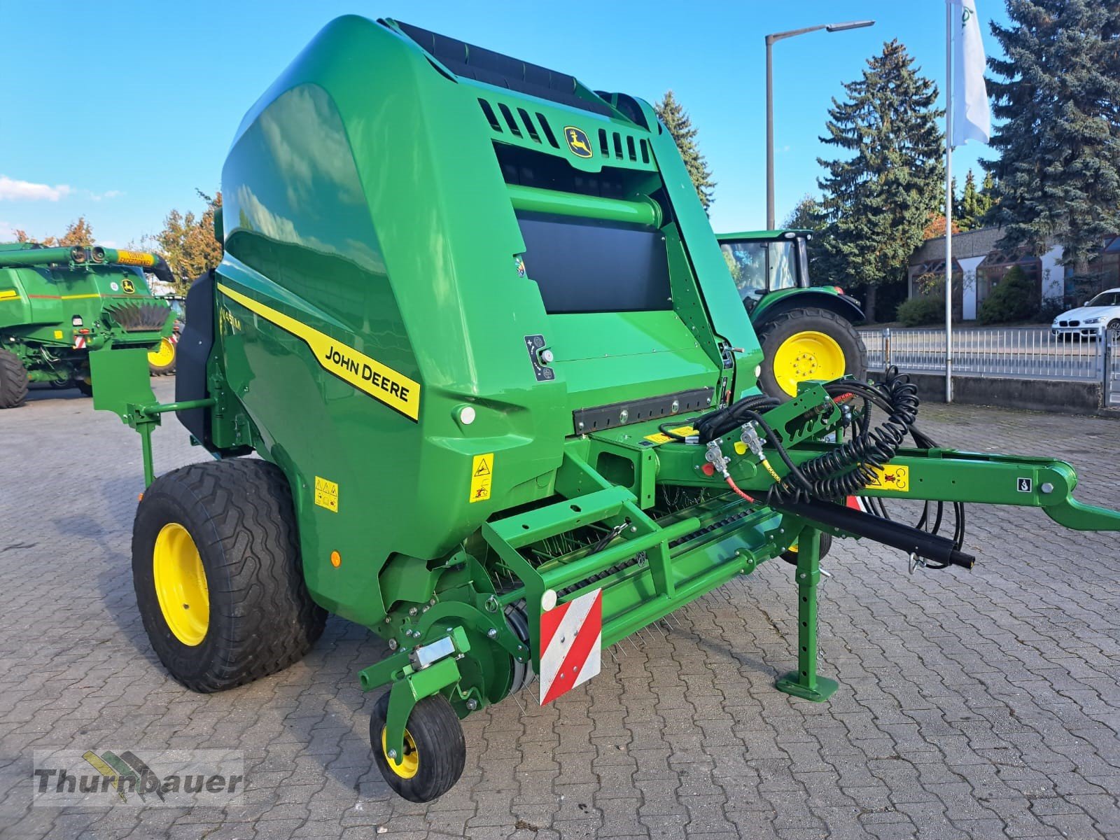 Rundballenpresse des Typs John Deere V451M, Neumaschine in Cham (Bild 1)