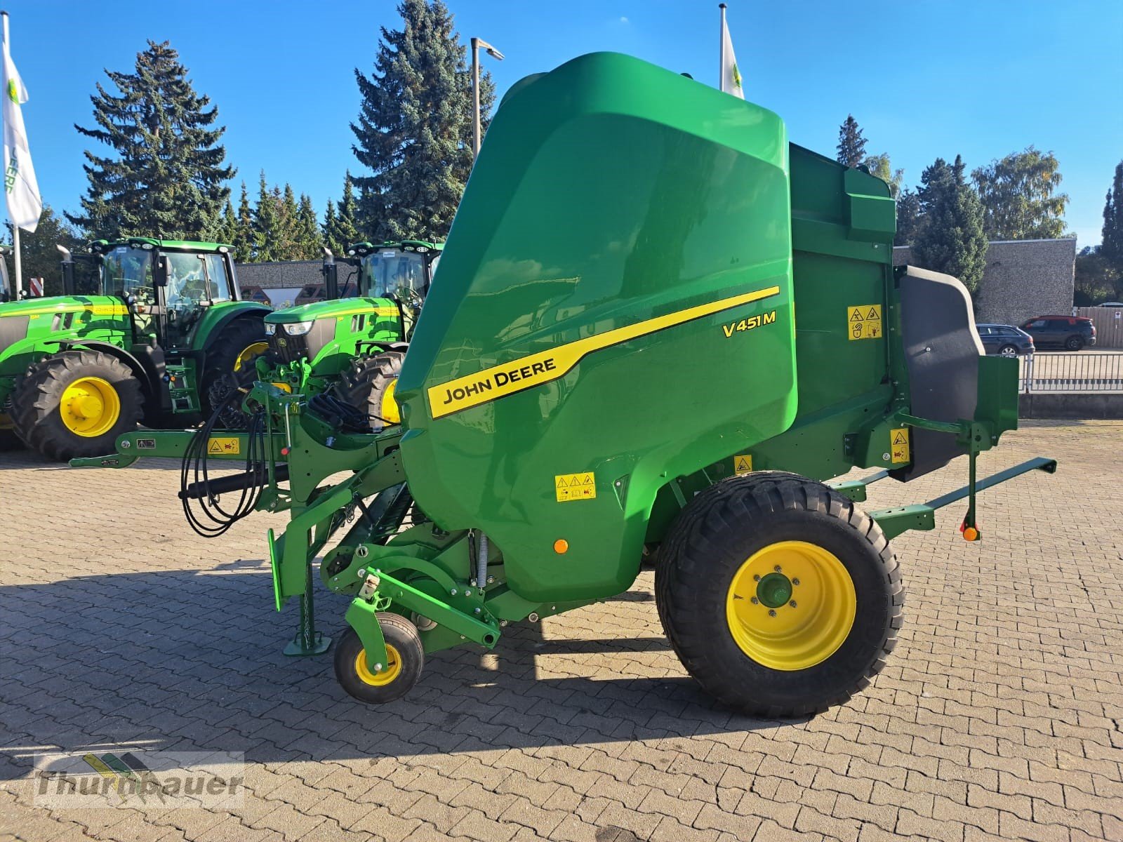Rundballenpresse des Typs John Deere V451M, Neumaschine in Cham (Bild 2)