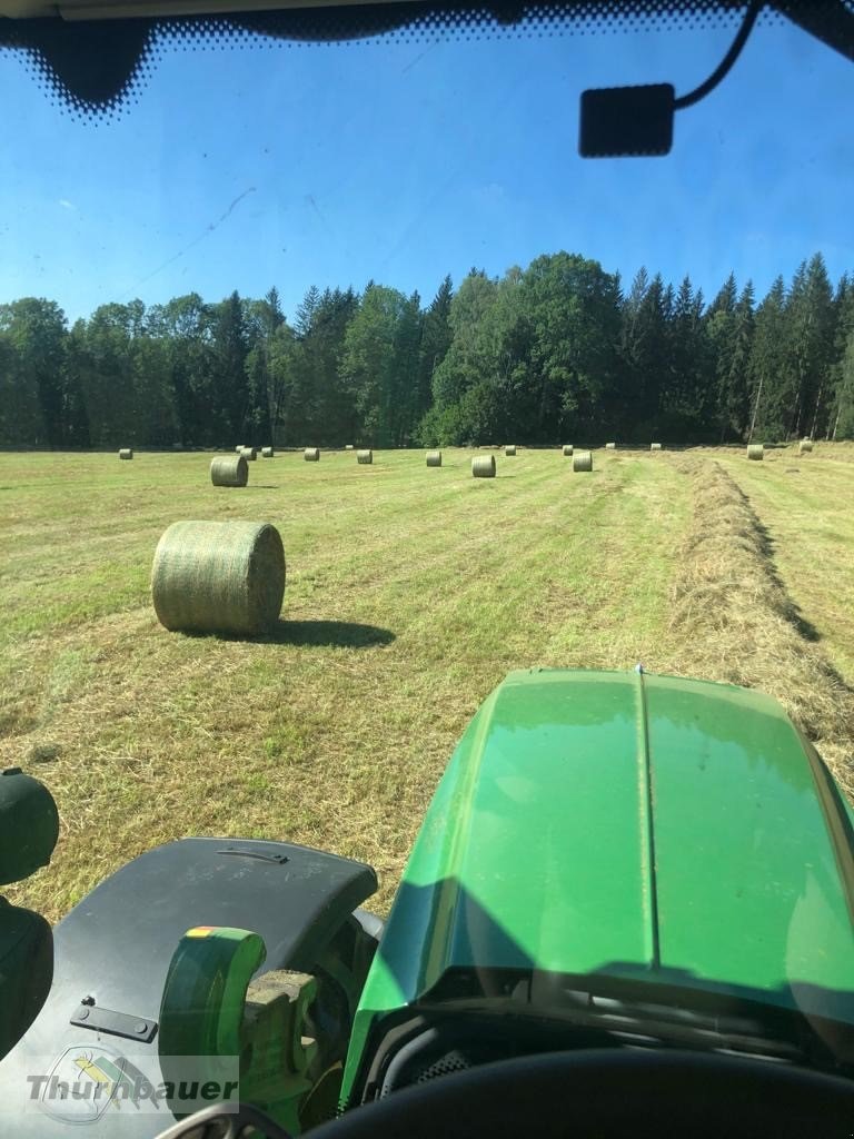 Rundballenpresse des Typs John Deere V451M, Neumaschine in Cham (Bild 4)