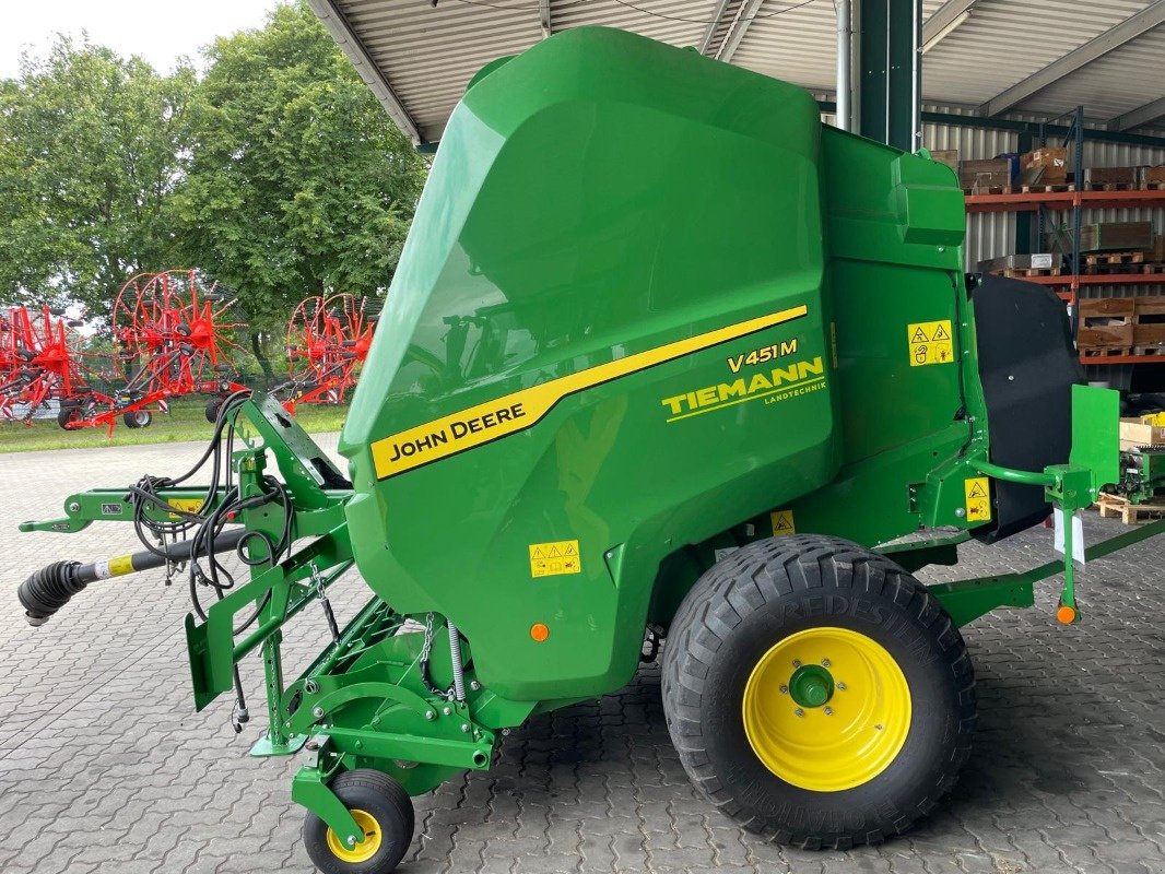 Rundballenpresse des Typs John Deere V451M, Gebrauchtmaschine in Sittensen (Bild 1)