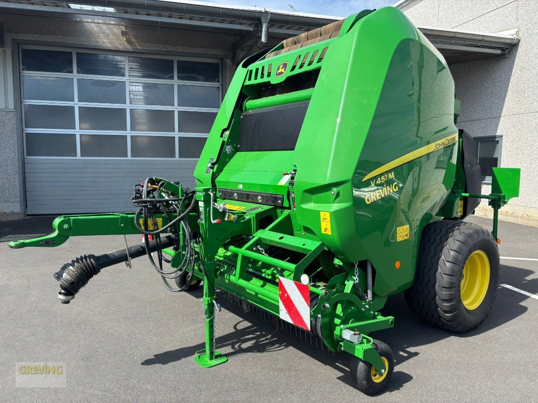 Rundballenpresse des Typs John Deere V451M, Neumaschine in Euskirchen (Bild 1)