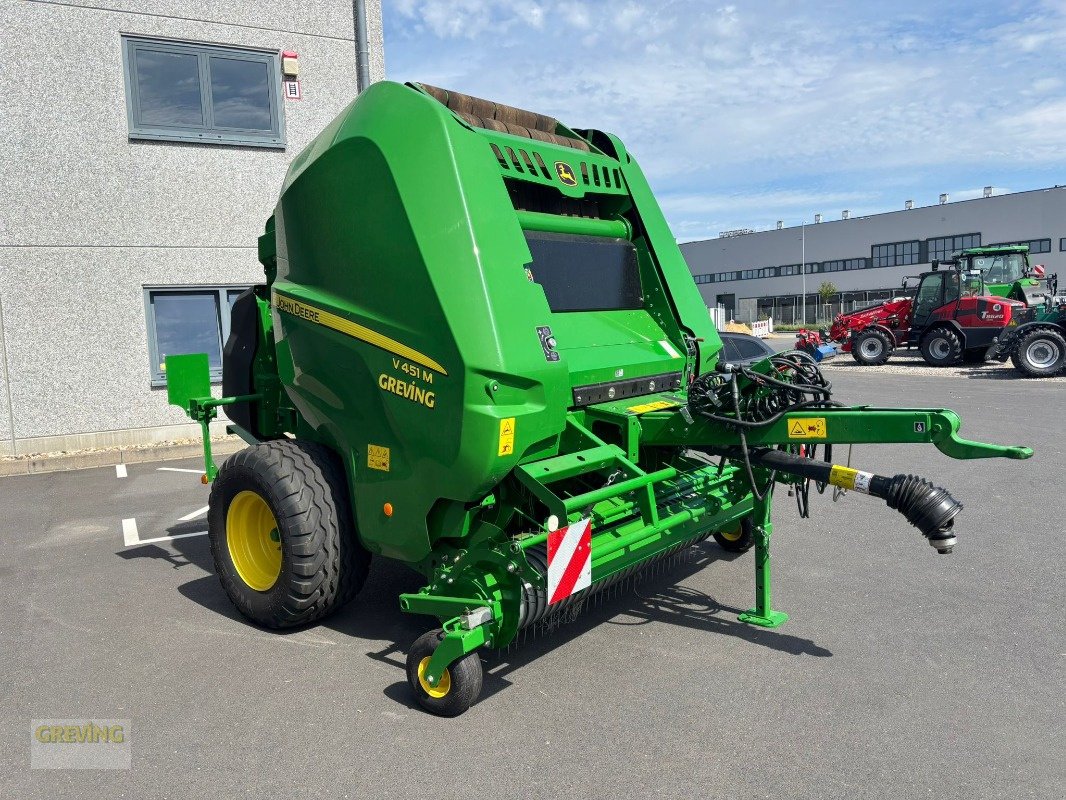 Rundballenpresse des Typs John Deere V451M, Neumaschine in Euskirchen (Bild 3)
