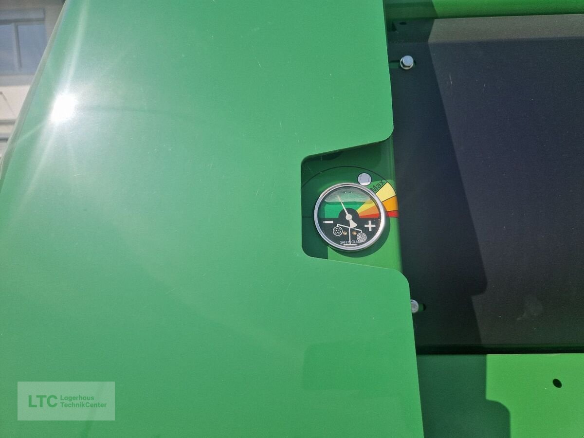 Rundballenpresse des Typs John Deere V451M, Neumaschine in Korneuburg (Bild 11)