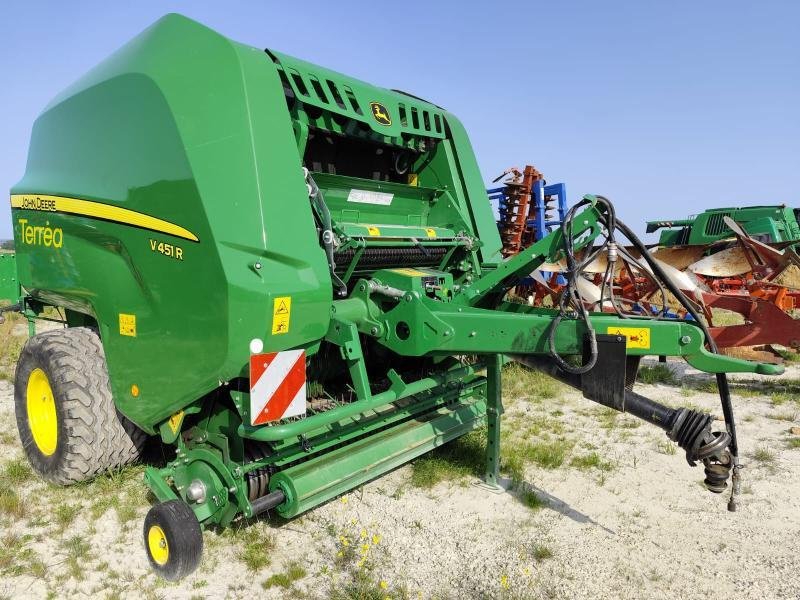 Rundballenpresse des Typs John Deere V451R, Gebrauchtmaschine in CHAUMESNIL (Bild 1)
