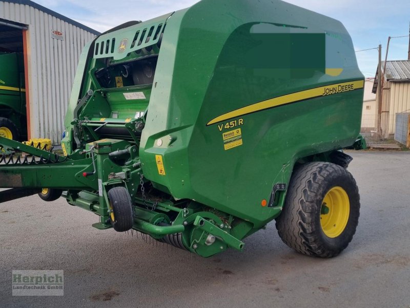 Rundballenpresse типа John Deere V451R, Gebrauchtmaschine в Drebach (Фотография 1)