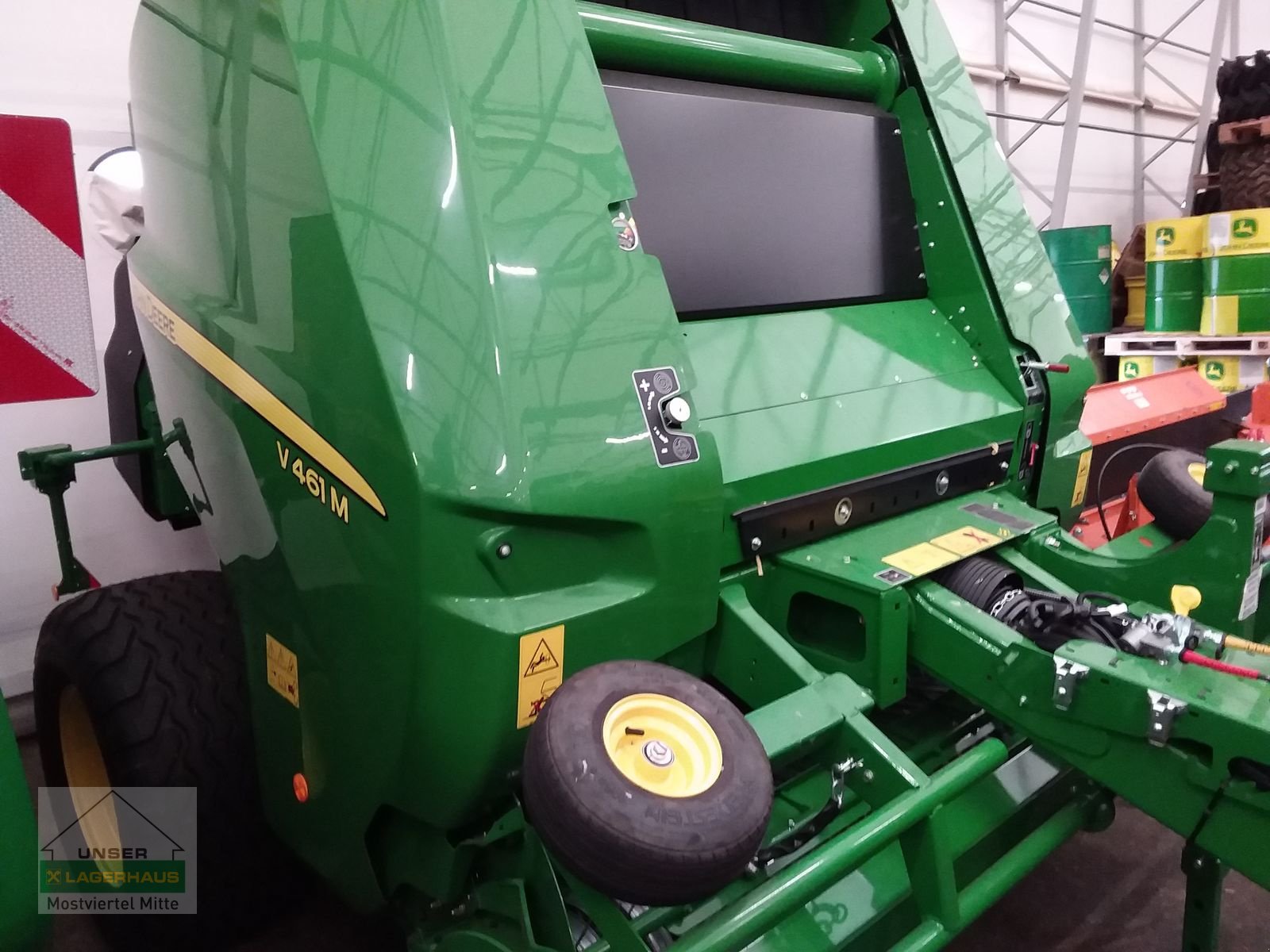 Rundballenpresse des Typs John Deere V461M, Neumaschine in Bergland (Bild 2)