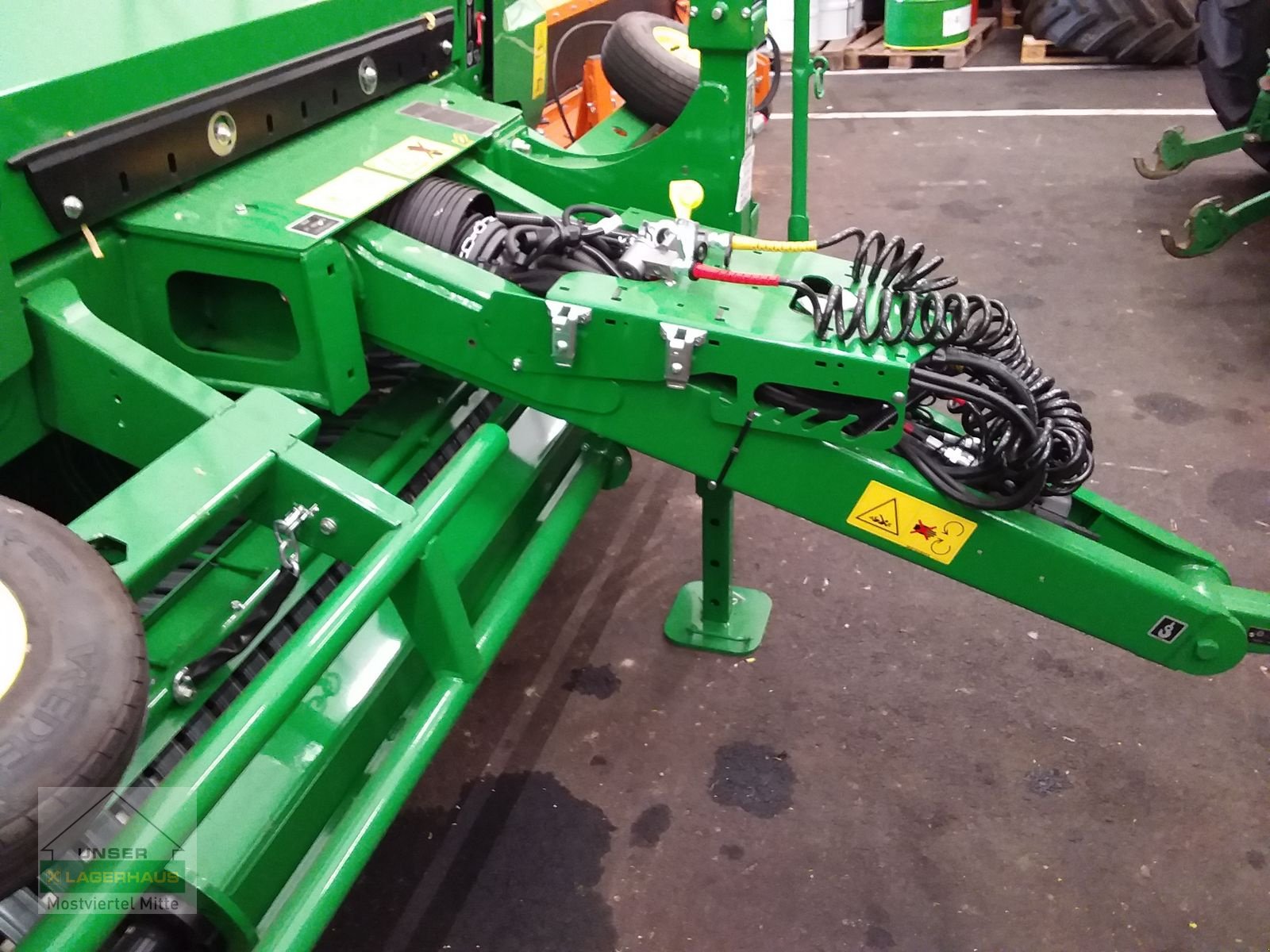 Rundballenpresse des Typs John Deere V461M, Neumaschine in Bergland (Bild 3)