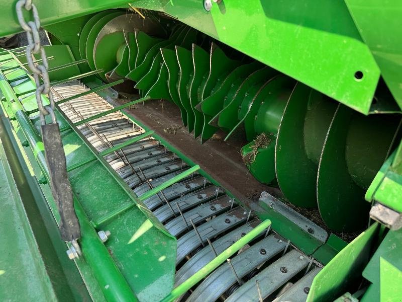 Rundballenpresse des Typs John Deere V461M, Gebrauchtmaschine in Richebourg (Bild 3)