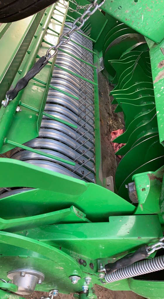 Rundballenpresse des Typs John Deere V461M, Gebrauchtmaschine in GUERET (Bild 11)