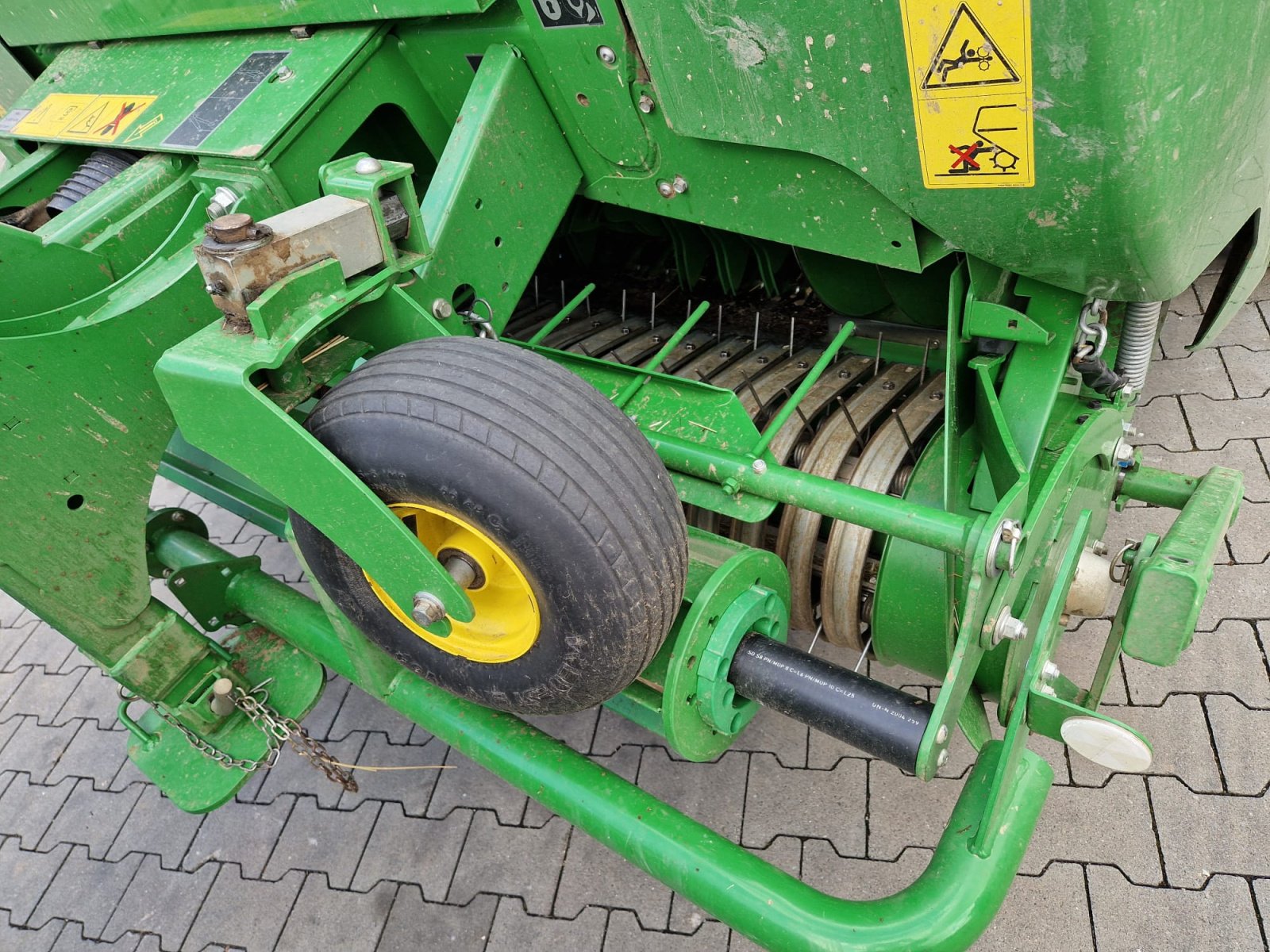 Rundballenpresse типа John Deere V461M, Gebrauchtmaschine в Bad Sobernheim (Фотография 3)