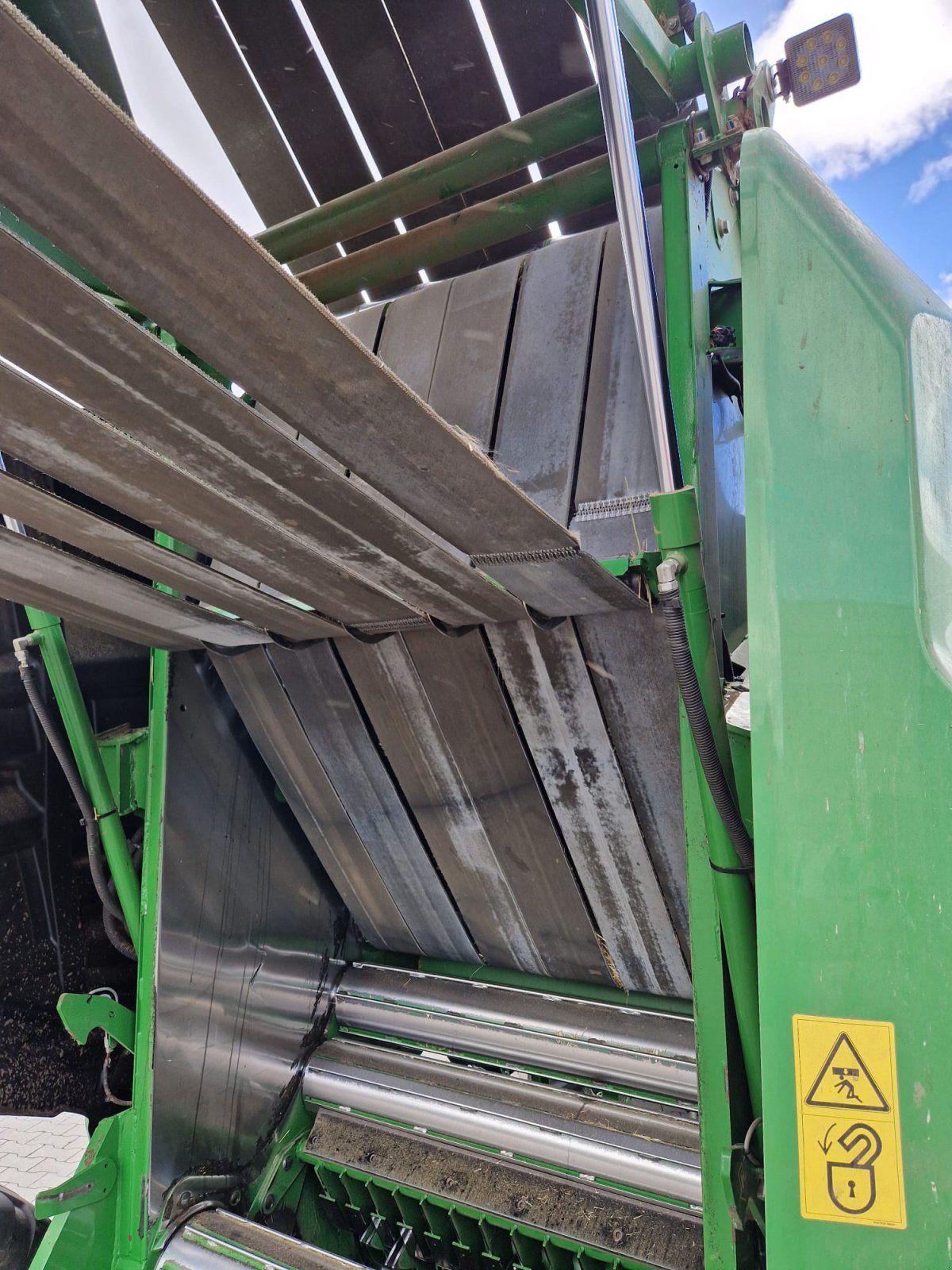 Rundballenpresse типа John Deere V461M, Gebrauchtmaschine в Bad Sobernheim (Фотография 9)