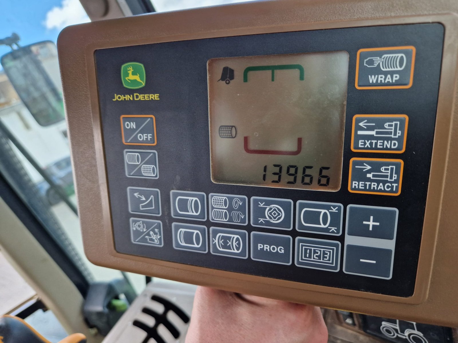 Rundballenpresse типа John Deere V461M, Gebrauchtmaschine в Bad Sobernheim (Фотография 10)