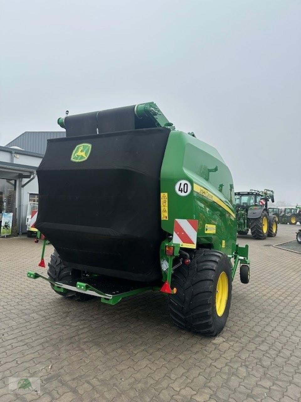 Rundballenpresse des Typs John Deere V461R, Neumaschine in Teichröda (Bild 4)