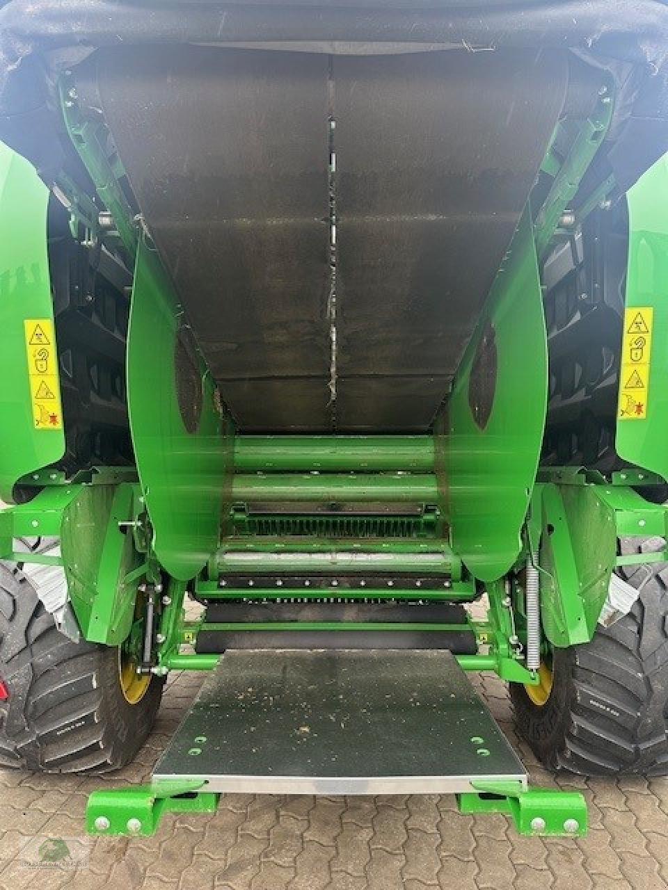 Rundballenpresse des Typs John Deere V461R, Neumaschine in Teichröda (Bild 9)